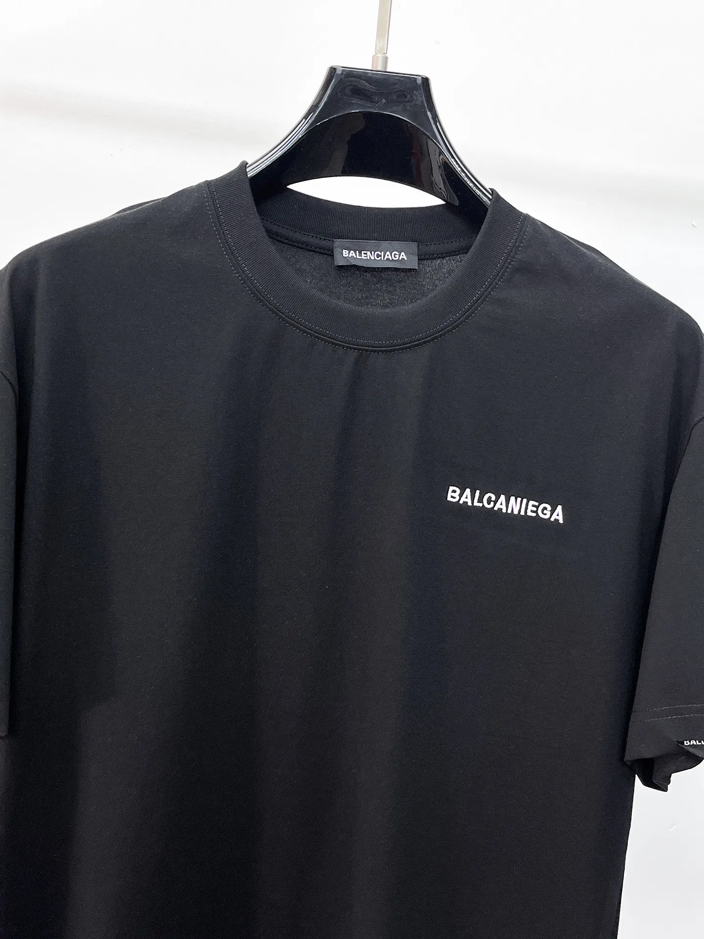 Balenciaga's high-end top-quality products 🐮2026 Spring and Summer New Arrival first counter, the latest New Arrival short-sleeved round neck T-shirt, Premium customized design, avant-garde and fashionable! Brand logo heavy craftsmanship design Premium customized 260g fabric. Soft to the touch. Comfortable to wear. Counter-level exquisite stitching. Fine workmanship. The upper body effect is incomparably handsome! A must-have item for men and women with the same style! Sizes: S~XXL When placing an order, please state your height and weight. The maximum wearing size is 210 pounds (one size larger)